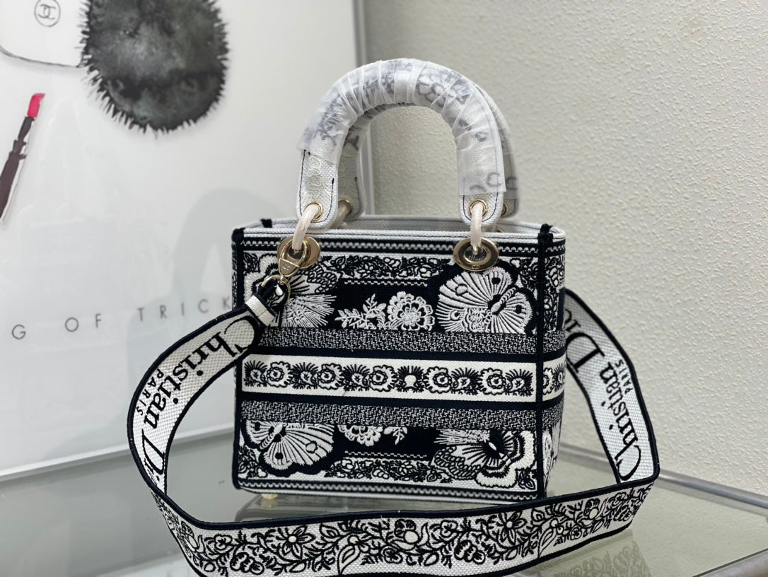 Dior bag d lite