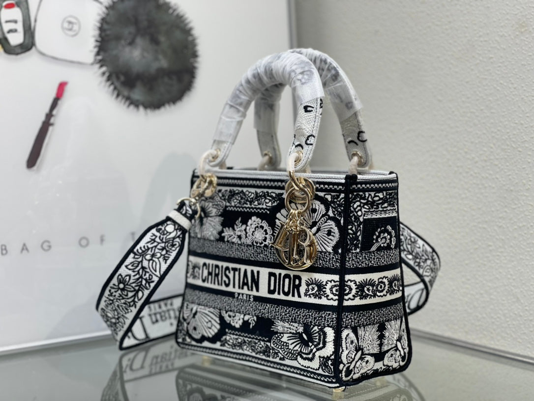 Dior bag d lite