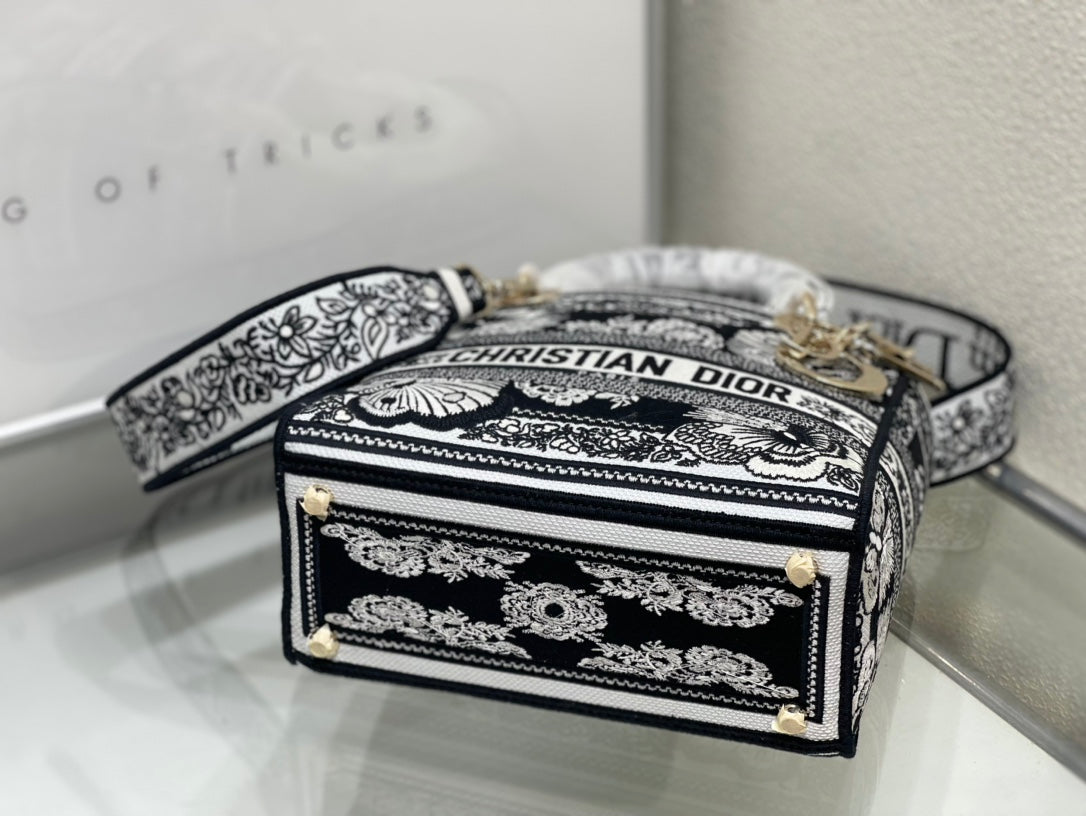 Dior bag d lite